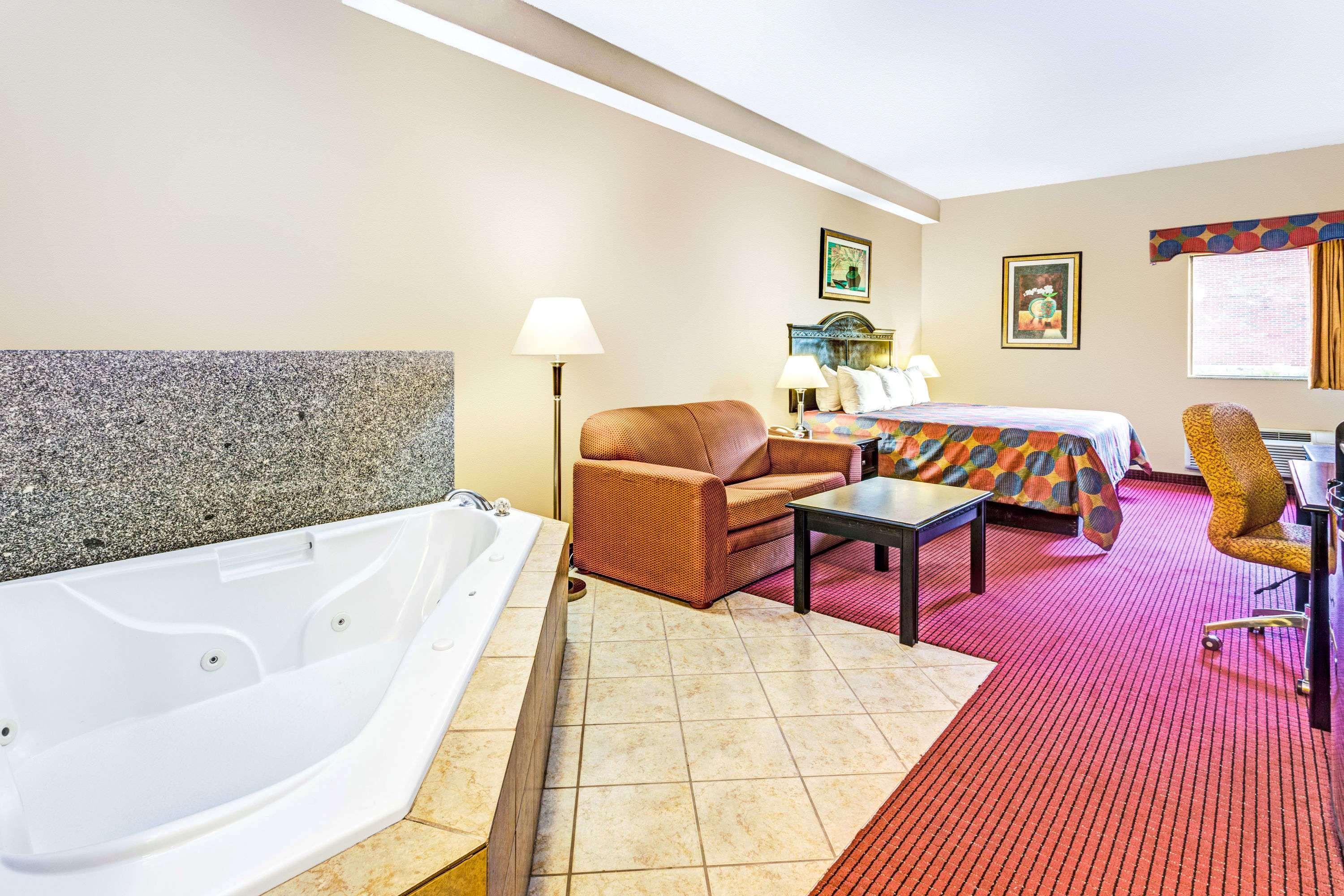 Days Inn & Suites By Wyndham Jeffersonville In Экстерьер фото